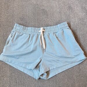 Vuori Halo Performance Women's Shorts (v. 1.0) size Small in Shade Heather